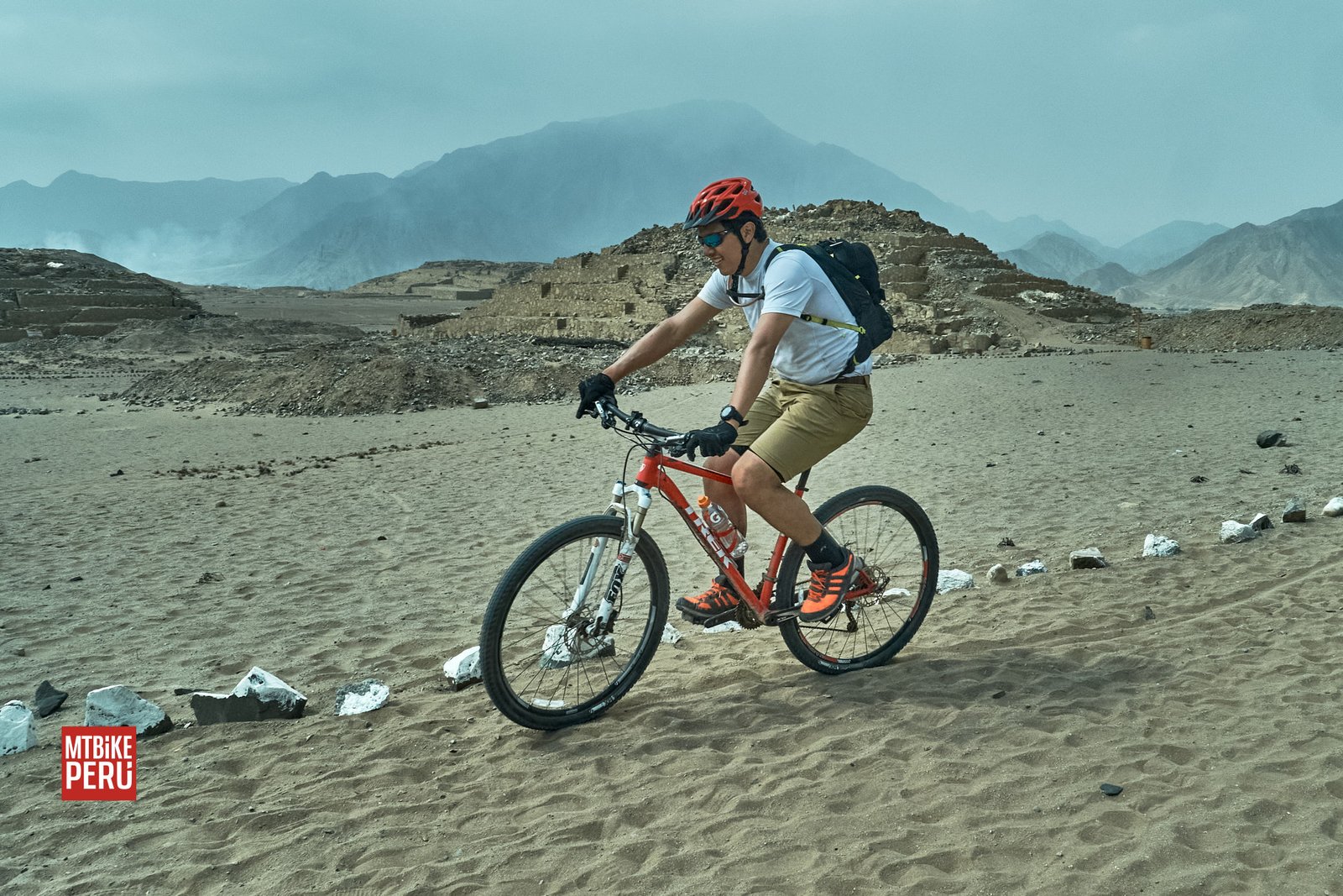 CARAL VALLEY AND PYRAMIDS 0087 mountain bike peru